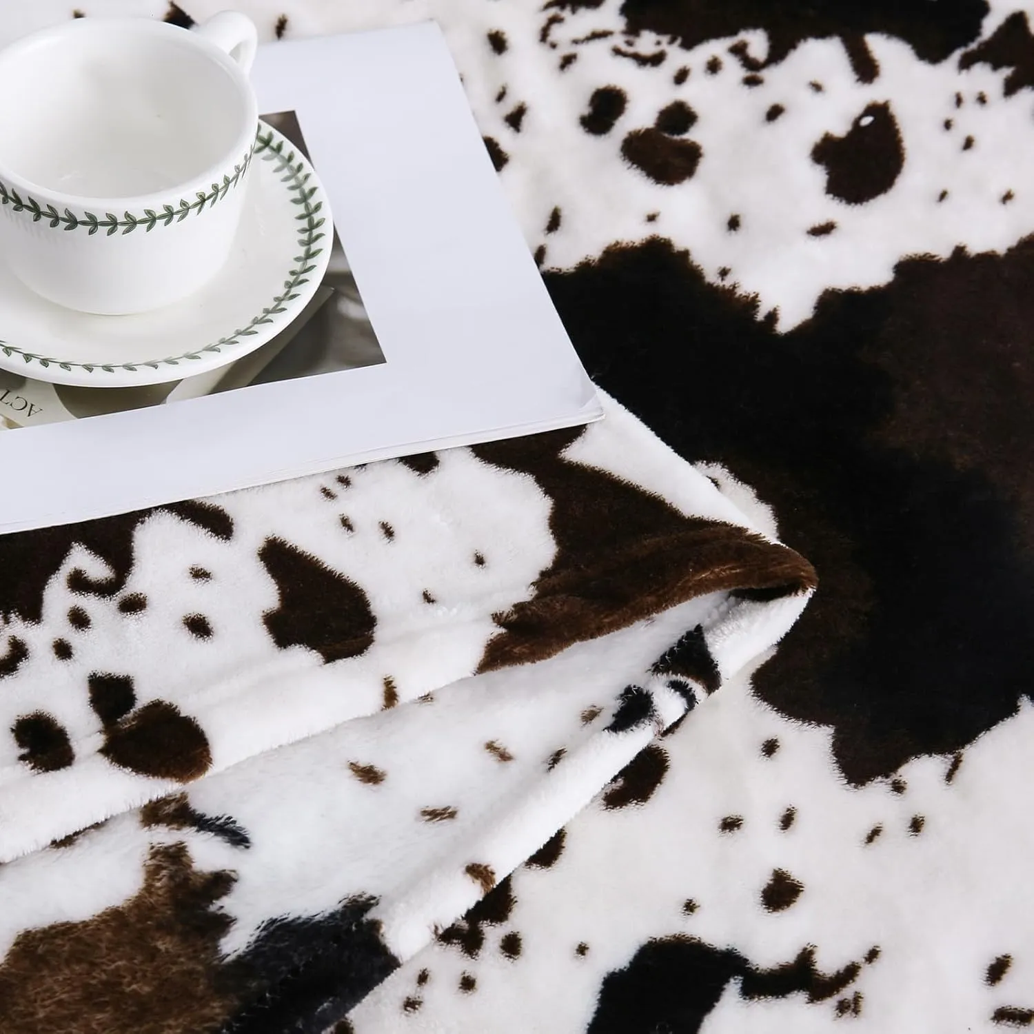 Bnuitland Cute Cow Print Throw Blanket (50X40inch), Double Sided 300 GSM Super Soft Flannel Fleece Fuzzy Throw for Bed Sofa Couch Travel, Great Blanket Gift for Kids/Baby/Toddler/Pet