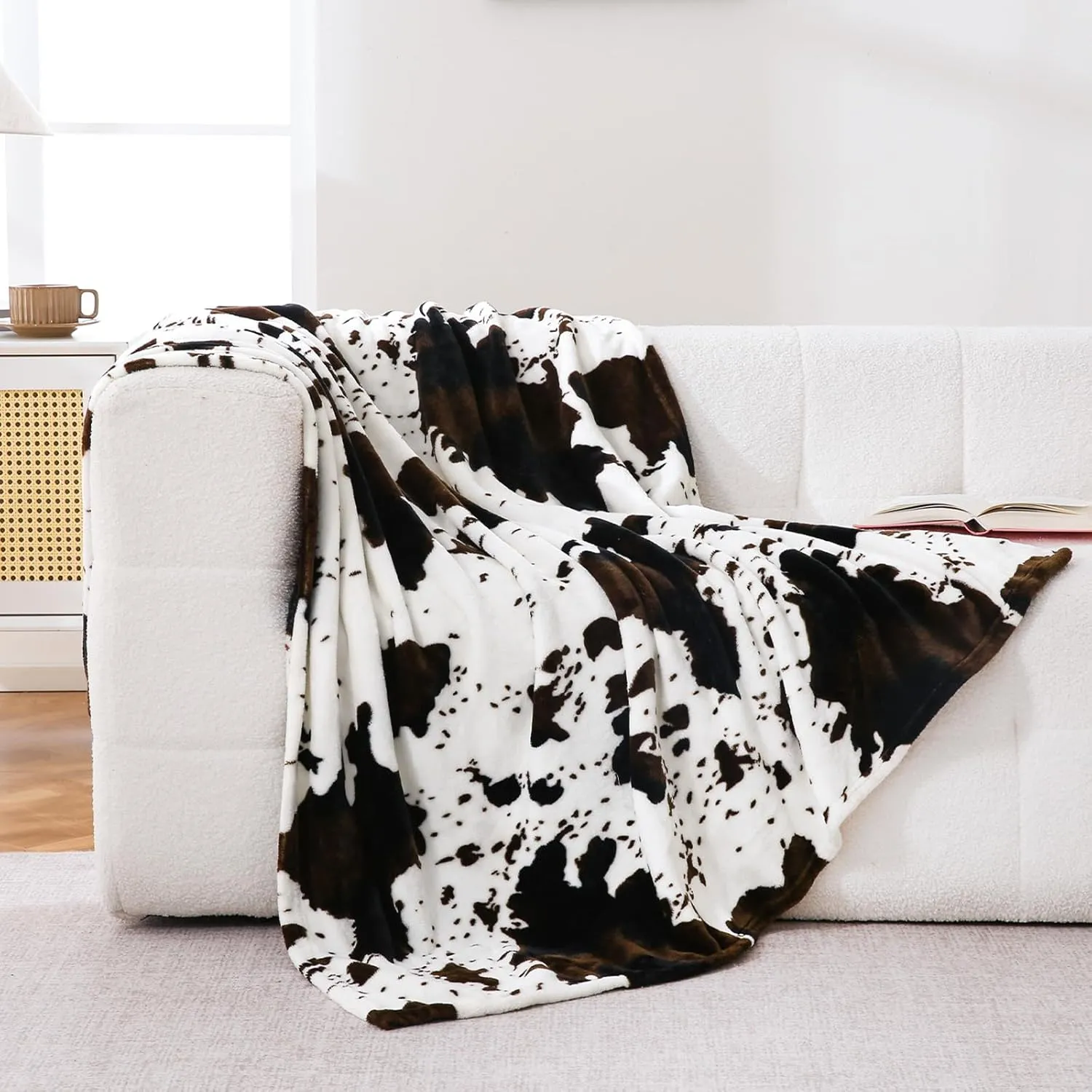 Bnuitland Cute Cow Print Throw Blanket (50X40inch), Double Sided 300 GSM Super Soft Flannel Fleece Fuzzy Throw for Bed Sofa Couch Travel, Great Blanket Gift for Kids/Baby/Toddler/Pet