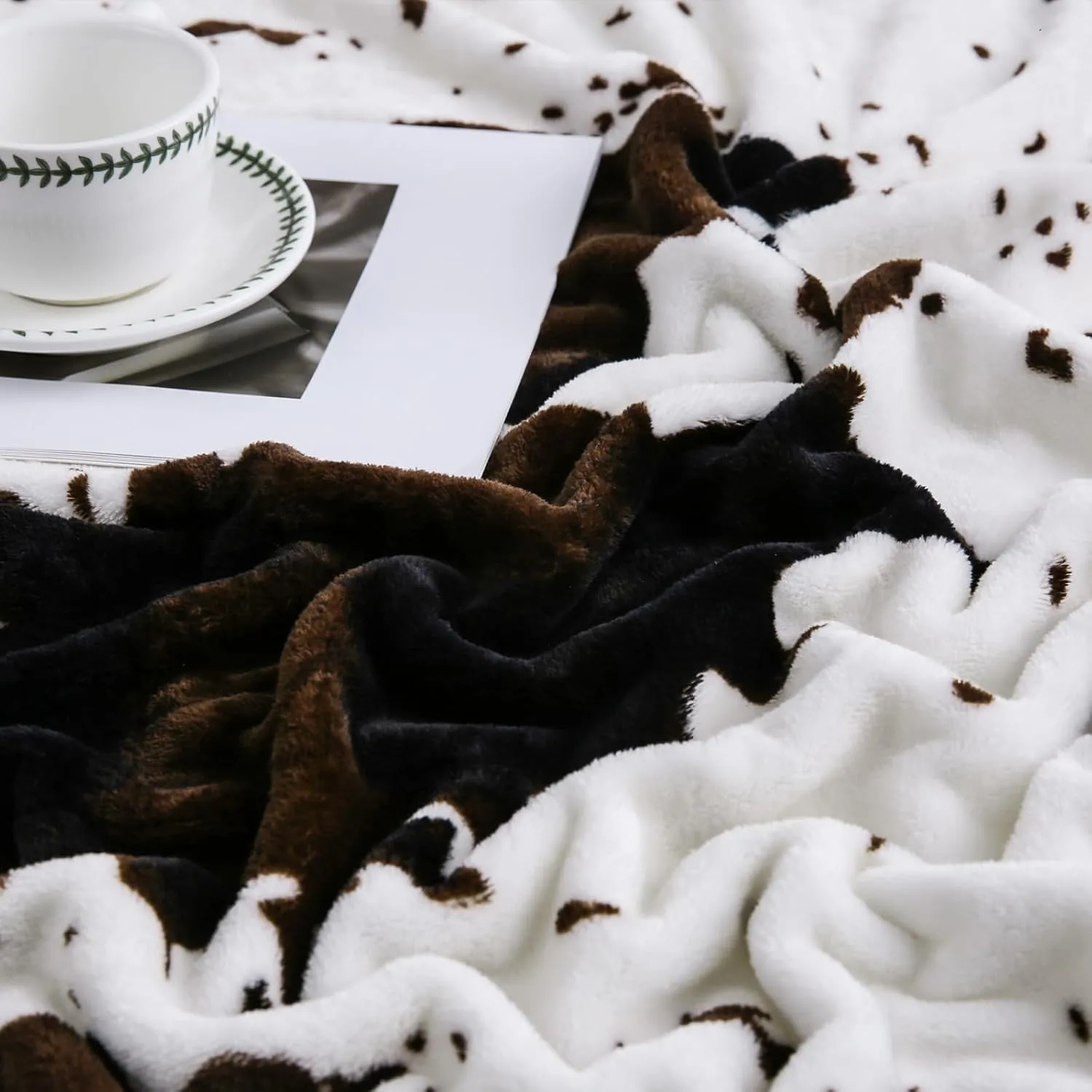Bnuitland Cute Cow Print Throw Blanket (50X40inch), Double Sided 300 GSM Super Soft Flannel Fleece Fuzzy Throw for Bed Sofa Couch Travel, Great Blanket Gift for Kids/Baby/Toddler/Pet