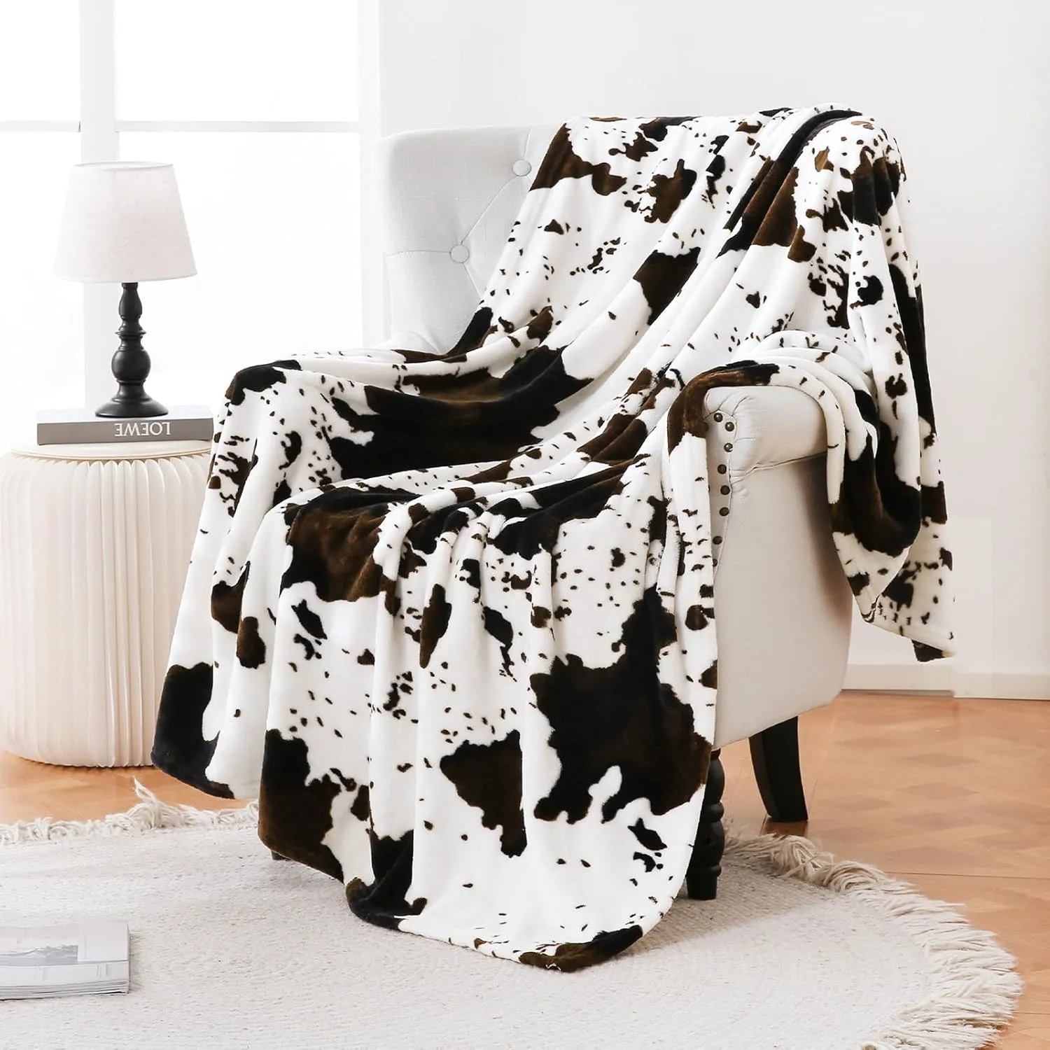 Bnuitland Cute Cow Print Throw Blanket (50X40inch), Double Sided 300 GSM Super Soft Flannel Fleece Fuzzy Throw for Bed Sofa Couch Travel, Great Blanket Gift for Kids/Baby/Toddler/Pet